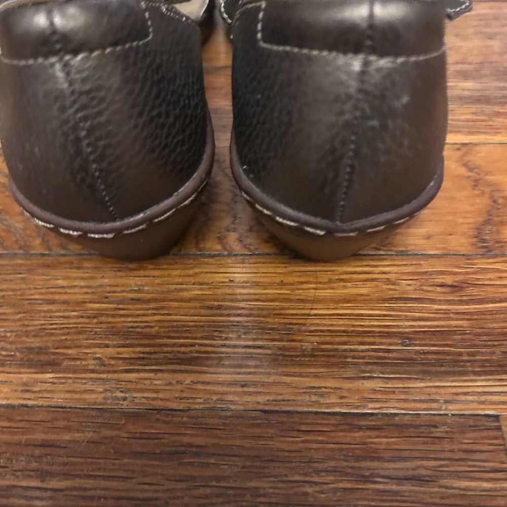 Clarks Women's Dark Brown T-Strap Sandals - Picture 6 of 8